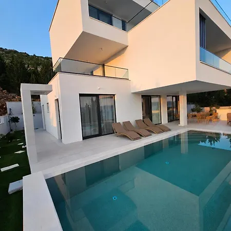 Malu With Heated Pool & Jacuzzi Villa *