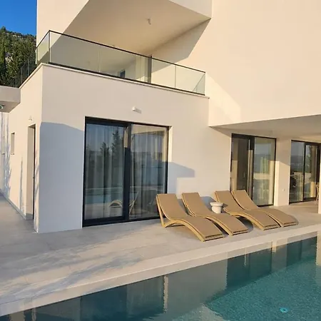 Malu With Heated Pool & Jacuzzi