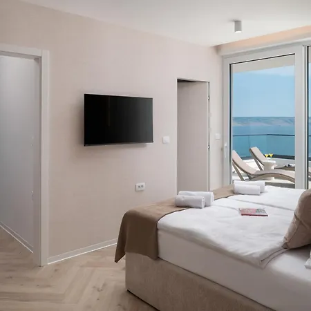 Malu With Heated Pool & Jacuzzi Starigrad-Paklenica